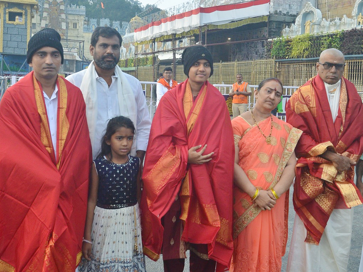 Indian Cricketer Shree Charani Visits Tirumala Temple With Her Family Photos5