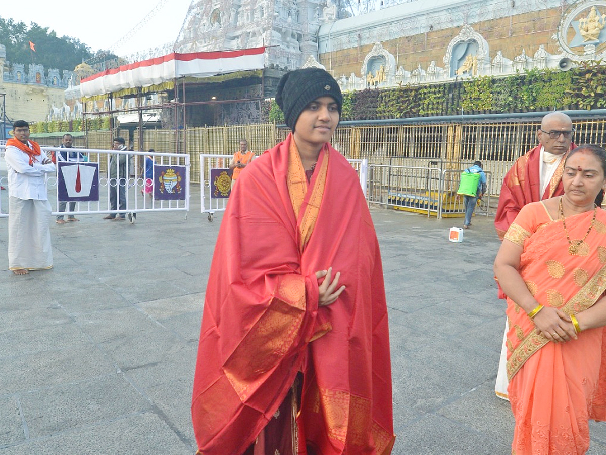 Indian Cricketer Shree Charani Visits Tirumala Temple With Her Family Photos6