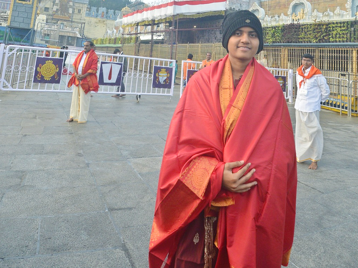 Indian Cricketer Shree Charani Visits Tirumala Temple With Her Family Photos7