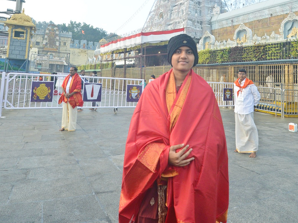 Indian Cricketer Shree Charani Visits Tirumala Temple With Her Family Photos8