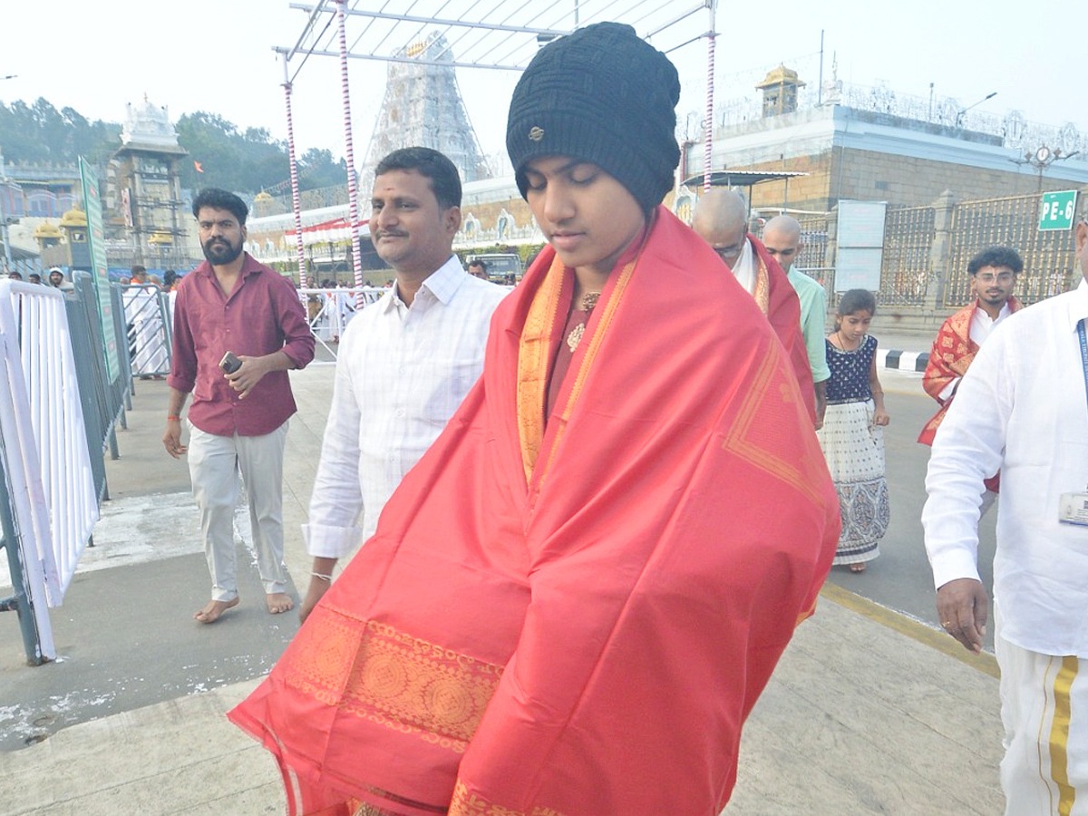 Indian Cricketer Shree Charani Visits Tirumala Temple With Her Family Photos9