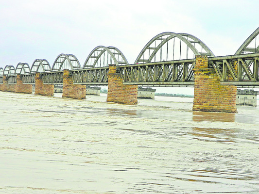 టూర్‌.. హుషార్‌ 1