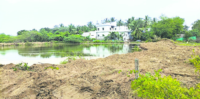 చెరువులపై అక్రమార్కుల కన్ను1