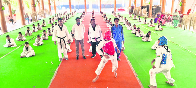 మున్సిఫ్‌ కోర్టులో  ప్రత్యేక లోక్‌ అదాలత్‌ 1