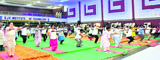 సెల్ఫీ మోజులో  జలపాతంలో గల్లంతు1