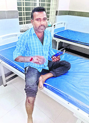 లారీని ఢీకొన్న ప్రైవేట్‌ బస్సు 
2