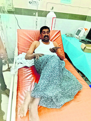 లారీని ఢీకొన్న ప్రైవేట్‌ బస్సు 
3