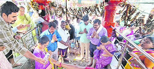 భక్తులకు ఇబ్బంది  లేకుండా చూడాలి 2