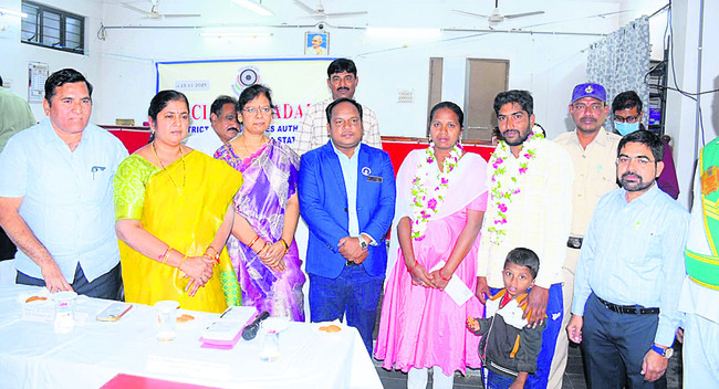 నచ్చజెప్పి కలిపారు
3