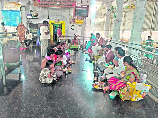 సిద్ధరామేశ్వరాలయంలో  ప్రత్యేక పూజలు 
1