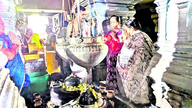 కాళేశ్వరంలో భక్తుల సందడి1