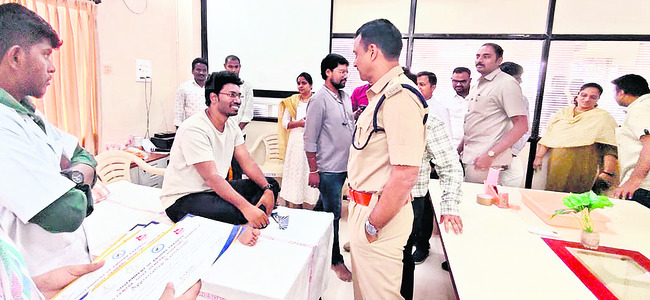 బ్యాంక్‌ సిబ్బంది రక్తదానం 1