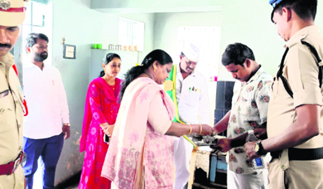 సబ్‌జైలు తనిఖీ 
1