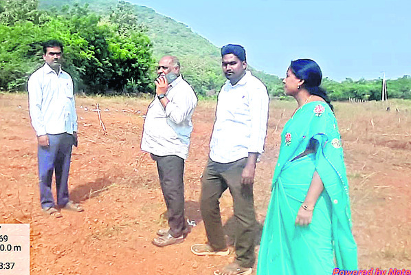 ప్రభుత్వ భూములు ఆక్రమిస్తే కఠిన చర్యలు 
2