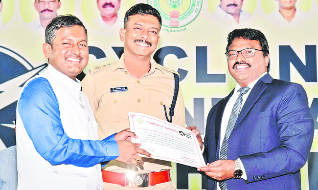 తుపాను వేళ ఉద్యోగుల సమష్టి కృషి భేష్‌1