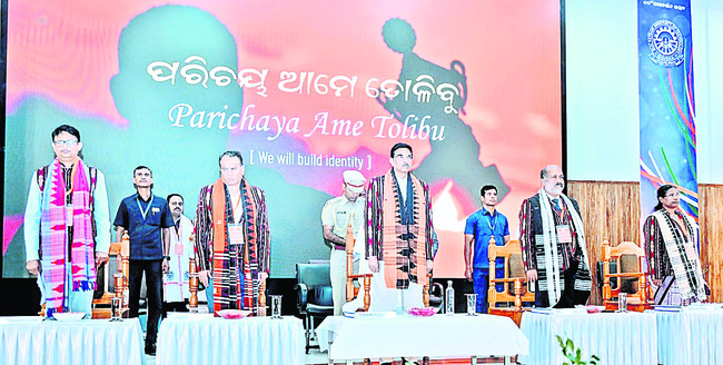 గ్రాడ్యుయేట్లు ఉద్యోగ సృష్టికర్తలుగా ఎదగాలి: గవర్నర్‌ 1