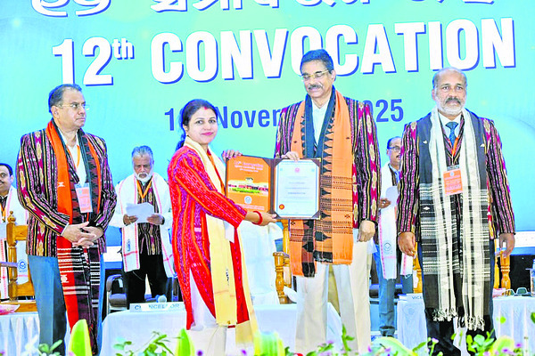 గ్రాడ్యుయేట్లు ఉద్యోగ సృష్టికర్తలుగా ఎదగాలి: గవర్నర్‌ 2