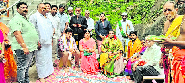 శైవ క్షేత్రాల్లో హైకోర్టు  న్యాయమూర్తి ప్రత్యేక పూజలు 1