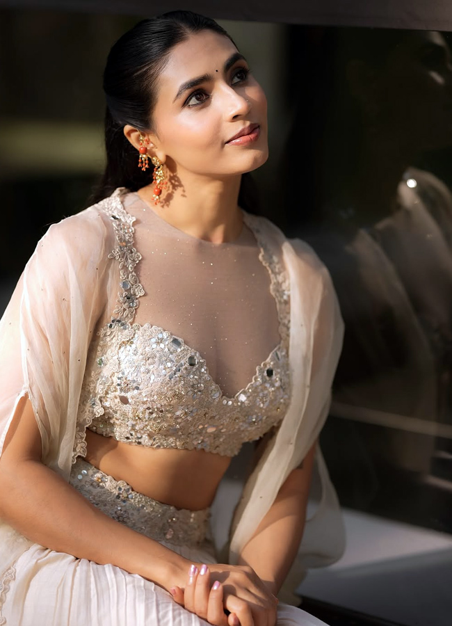 'Kantara' Sapthami Shining Like a Swan (Photos)2