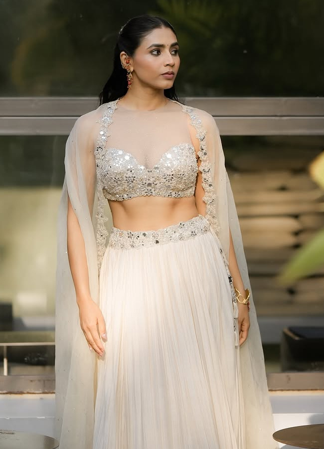 'Kantara' Sapthami Shining Like a Swan (Photos)3