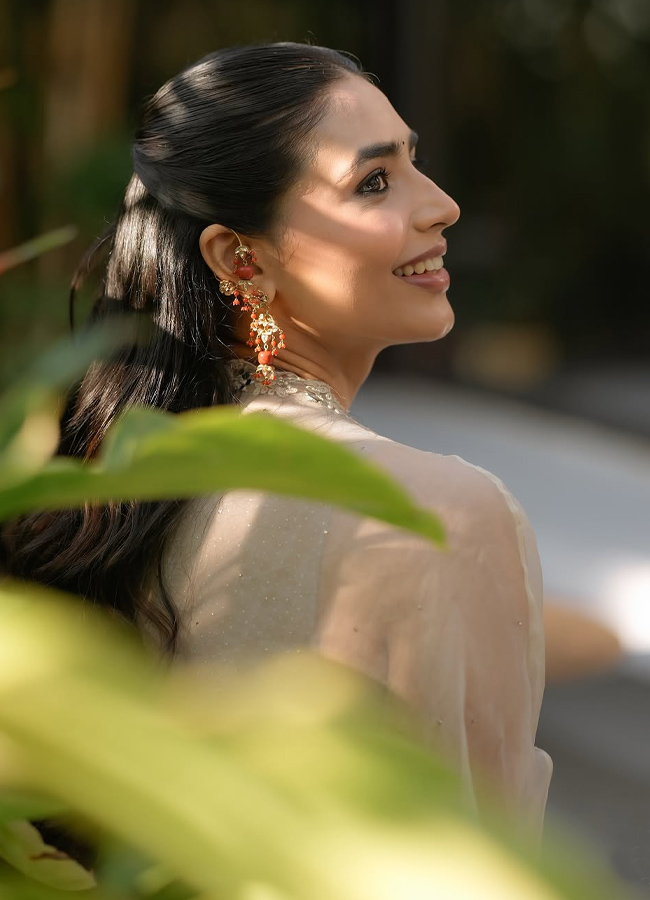 'Kantara' Sapthami Shining Like a Swan (Photos)4