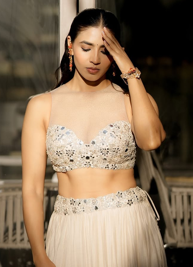 'Kantara' Sapthami Shining Like a Swan (Photos)5