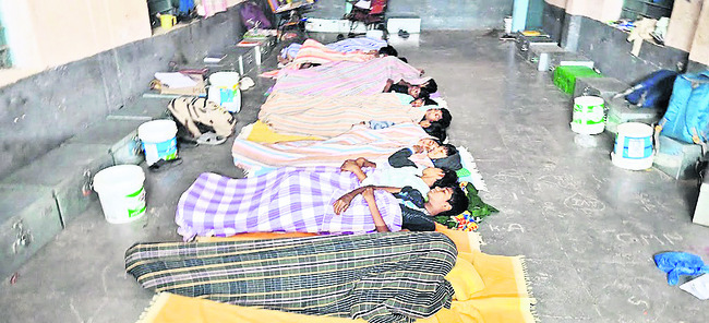 సంక్షేమ హాస్టళ్లలో చలికి గజగజ వణుకుతున్న విద్యార్థులు 1