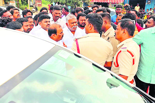 ఆంక్షలు.. అడ్డగింతలు 4