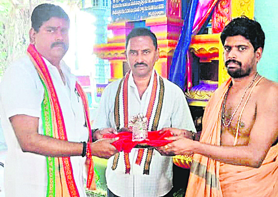 కొండలమ్మకు                              వెండి కిరీటం సమ1