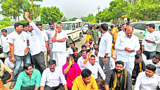 ఆంక్షలు.. అడ్డగింతలు 1