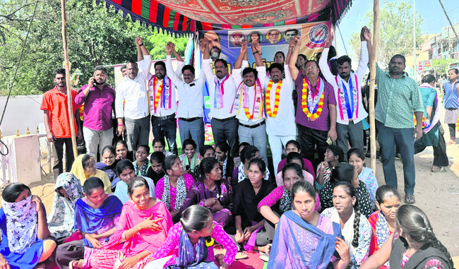 సీసీఐ కొనుగోలు  కేంద్రాల నిలిపివేత  
1