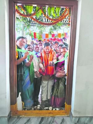 బ్రేక్‌ ఫెయిలై లారీ బోల్తా 1