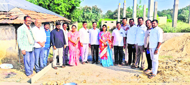 సీసీ రోడ్డు పనులు ప్రారంభం
1