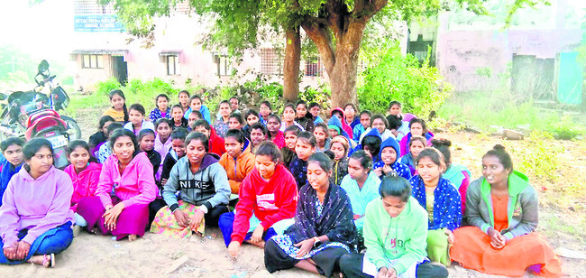 హాస్టల్‌ విద్యార్థినుల ఆందోళన1