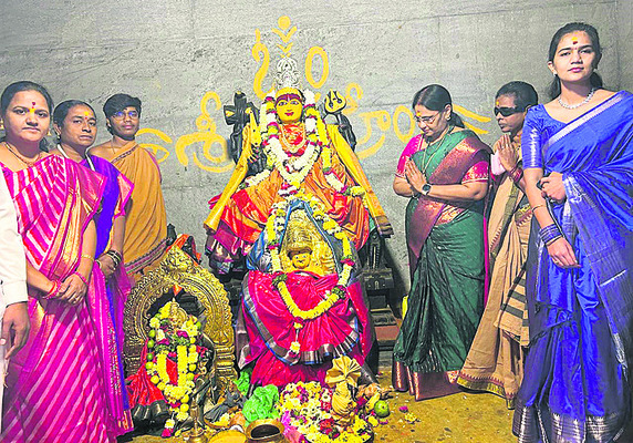 అడెల్లికి భక్తుల తాకిడి1