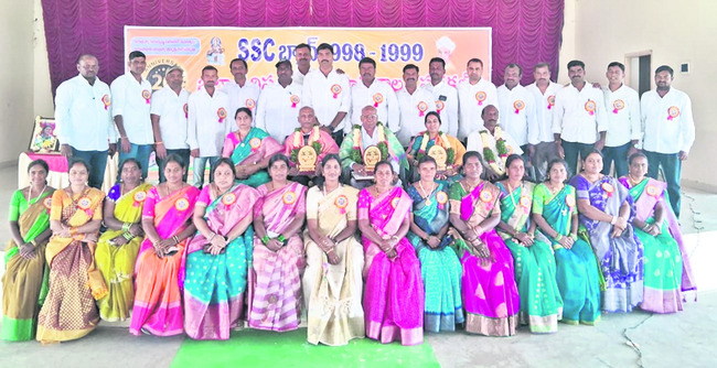 ● అ‘పూర్వ’ సమ్మేళనం1