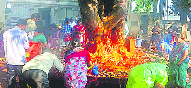 నిటలాక్షుడికి నీరాజనం1