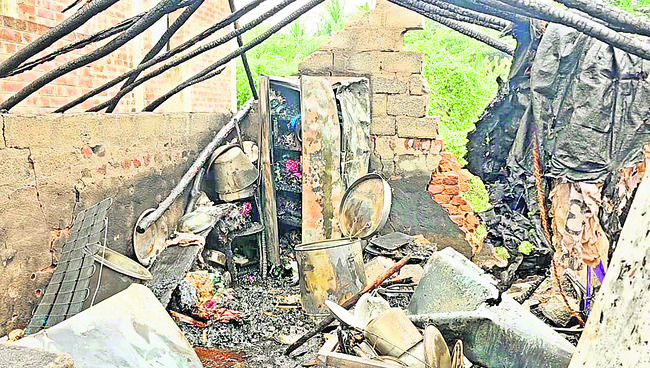 పూరిల్లు దగ్ధం 2