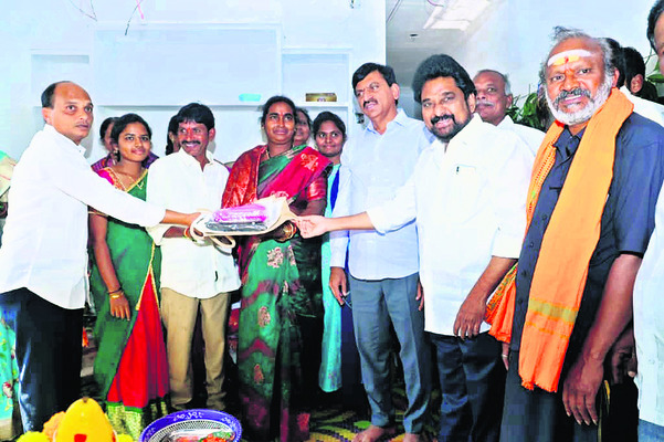 అర్హులందరికీ ఇళ్లు..1