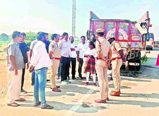 నిబంధనలకు విరుద్ధంగా లారీ పార్కింగ్‌ 1