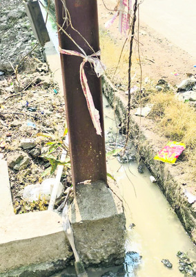 ●అంతటా నిర్లక్ష్యం.. అందేంత ఎత్తులో ప్రమాదం 1