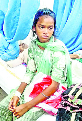 కేజీహెచ్‌కు గిరిజన విద్యార్థినులు1