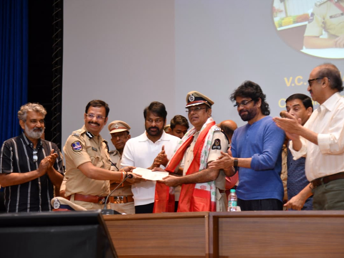 Tollywood celebrities who met CP Sajjanar.. Photos1