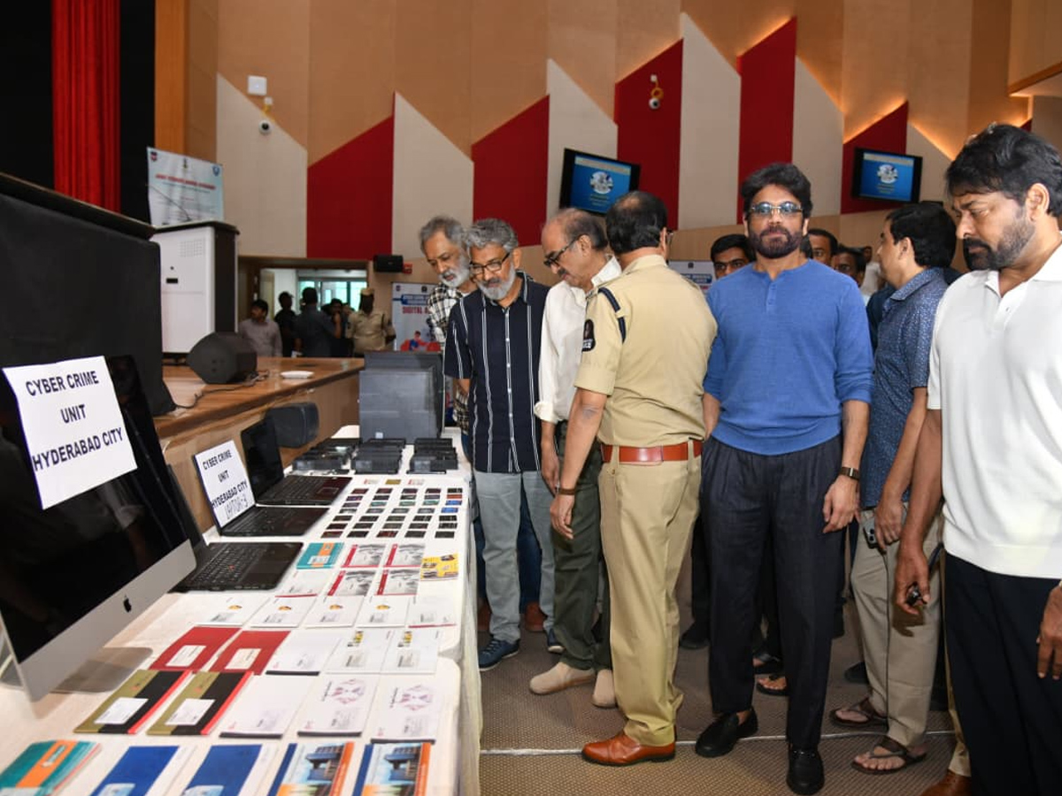 Tollywood celebrities who met CP Sajjanar.. Photos11