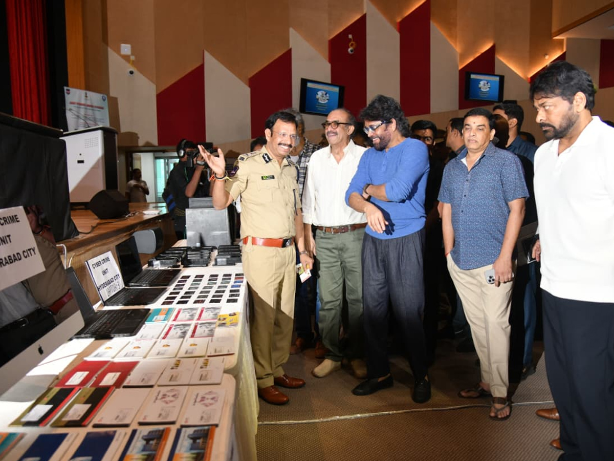 Tollywood celebrities who met CP Sajjanar.. Photos13