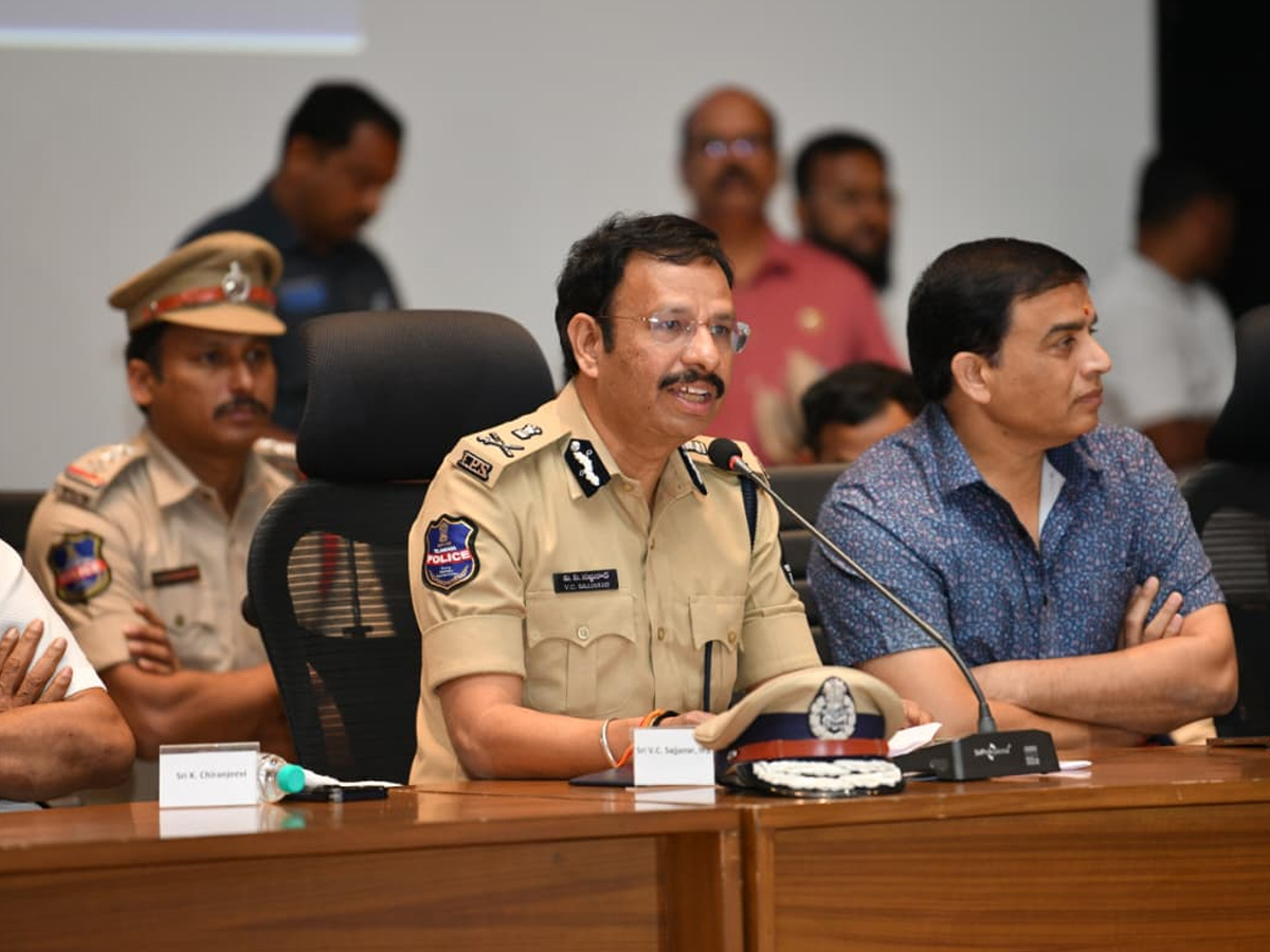 Tollywood celebrities who met CP Sajjanar.. Photos14