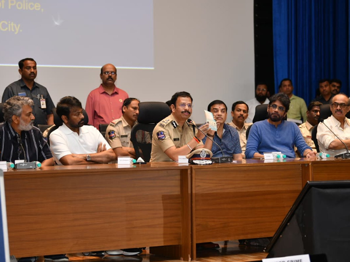 Tollywood celebrities who met CP Sajjanar.. Photos16