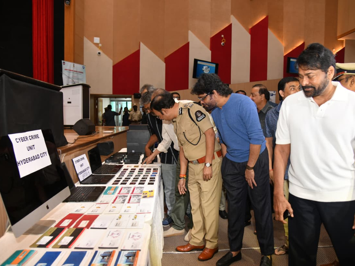 Tollywood celebrities who met CP Sajjanar.. Photos17