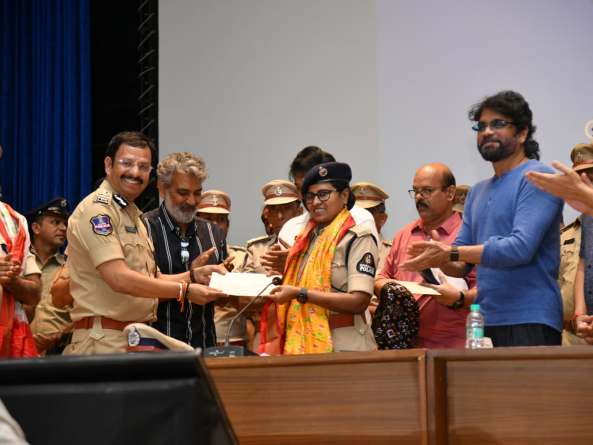 Tollywood celebrities who met CP Sajjanar.. Photos4