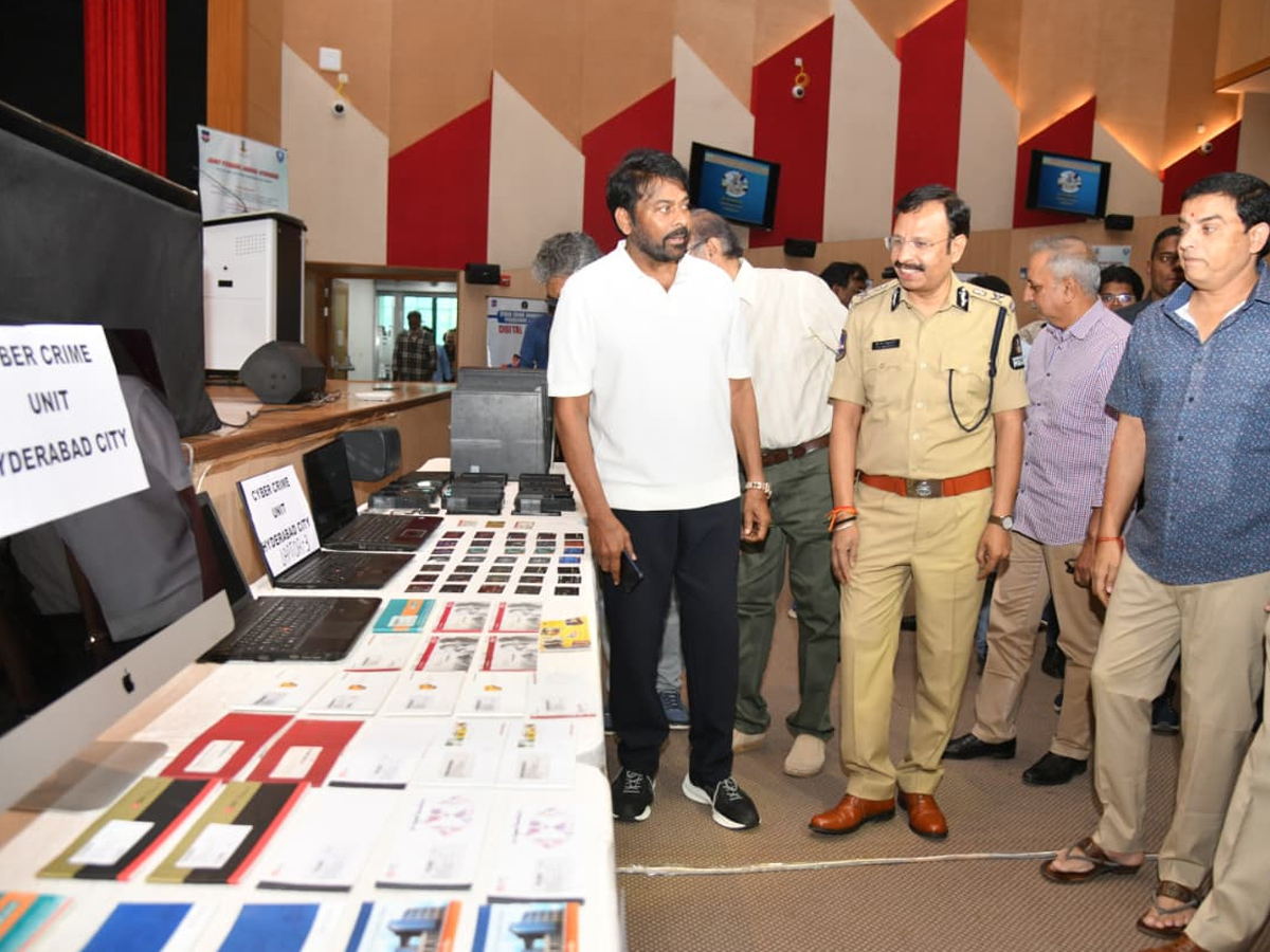 Tollywood celebrities who met CP Sajjanar.. Photos9